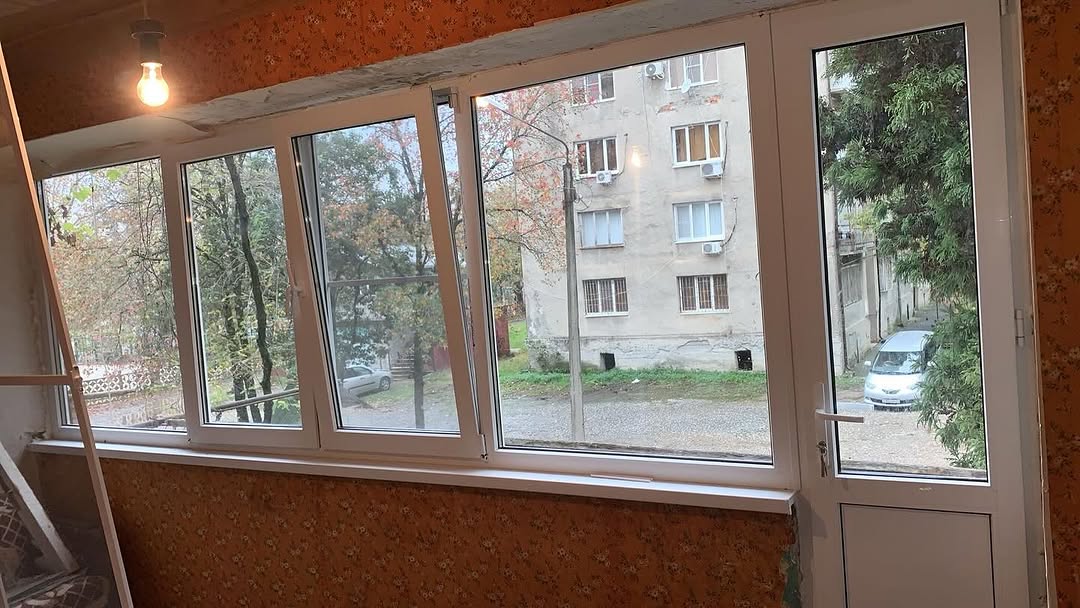 Установка пластикового окна в квартире