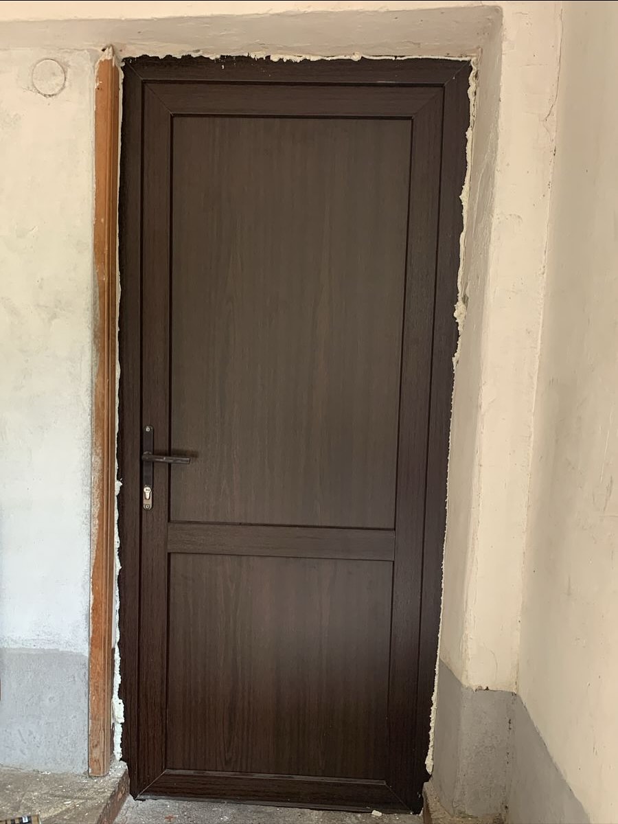 Установка пластиковой двери в квартире